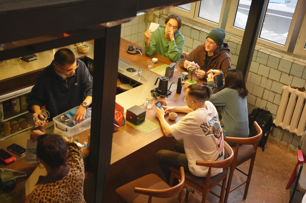 Гости у барной стойки Hygge Specialty Bar